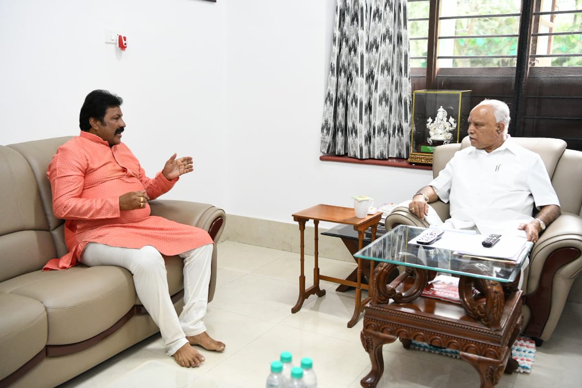 bcpatilkourava's tweet photo. ಮಾನ್ಯ ಮುಖ್ಯಮಂತ್ರಿಗಳಾದ ಶ್ರೀ @BSYBJP ಅವರನ್ನು ಇಂದು ಬೆಂಗಳೂರಿನ ಕಾವೇರಿ ನಿವಾಸದಲ್ಲಿ ಭೇಟಿಯಾಗಿ, ದೀಪಾವಳಿ ಹಬ್ಬದ ಶುಭಾಶಯಗಳನ್ನು ತಿಳಿಸಿ, ಇಲಾಖೆಯ ಮುಂದಿನ ಕಾರ್ಯಯೋಜನೆಗಳ ಕುರಿತು ಮಾರ್ಗದರ್ಶನ ಪಡೆದೆನು.
#Diwali | #ದೀಪಾವಳಿ

@CMofKarnataka | @KarnatakaVarthe https://t.co/gOlXOmzZll