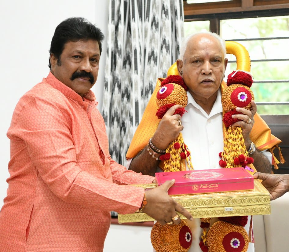 bcpatilkourava's tweet photo. ಮಾನ್ಯ ಮುಖ್ಯಮಂತ್ರಿಗಳಾದ ಶ್ರೀ @BSYBJP ಅವರನ್ನು ಇಂದು ಬೆಂಗಳೂರಿನ ಕಾವೇರಿ ನಿವಾಸದಲ್ಲಿ ಭೇಟಿಯಾಗಿ, ದೀಪಾವಳಿ ಹಬ್ಬದ ಶುಭಾಶಯಗಳನ್ನು ತಿಳಿಸಿ, ಇಲಾಖೆಯ ಮುಂದಿನ ಕಾರ್ಯಯೋಜನೆಗಳ ಕುರಿತು ಮಾರ್ಗದರ್ಶನ ಪಡೆದೆನು.
#Diwali | #ದೀಪಾವಳಿ

@CMofKarnataka | @KarnatakaVarthe https://t.co/gOlXOmzZll
