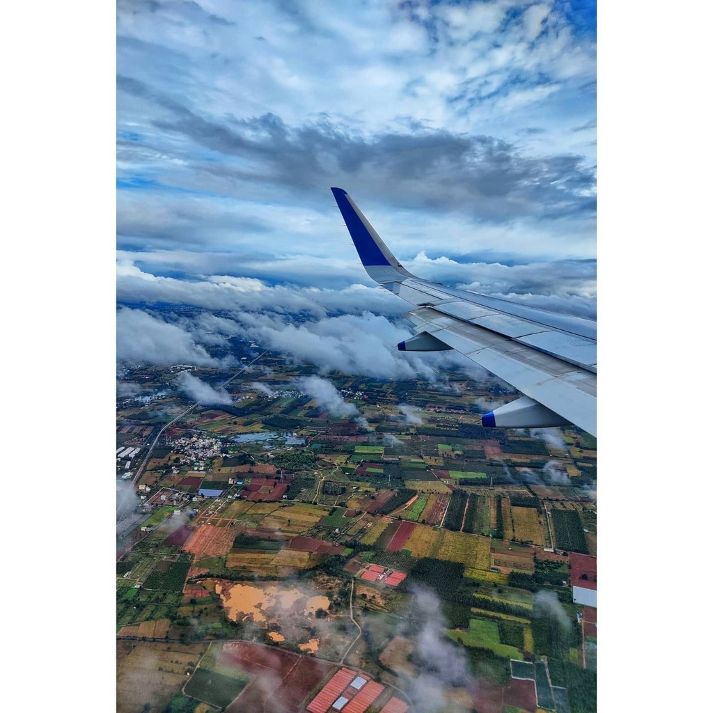alpiboylla's tweet photo. Bangalore looks freshly baked

#sky #bangalore #nature #airplanewindowview #windowview #landing https://t.co/L6HyQzIiXx https://t.co/rr8xXzWDxB