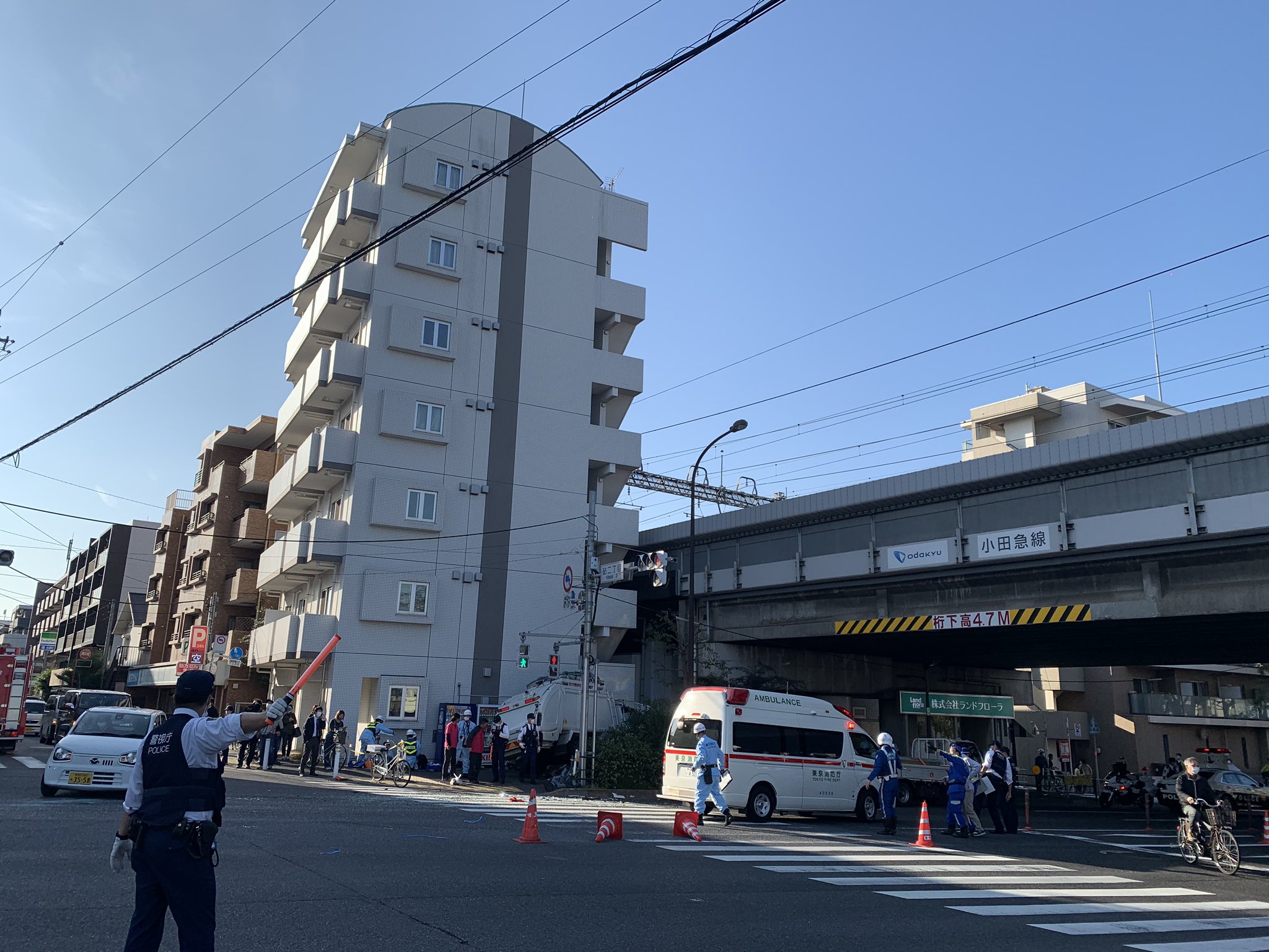 環八でゴミ収集車が暴走した事故現場の画像