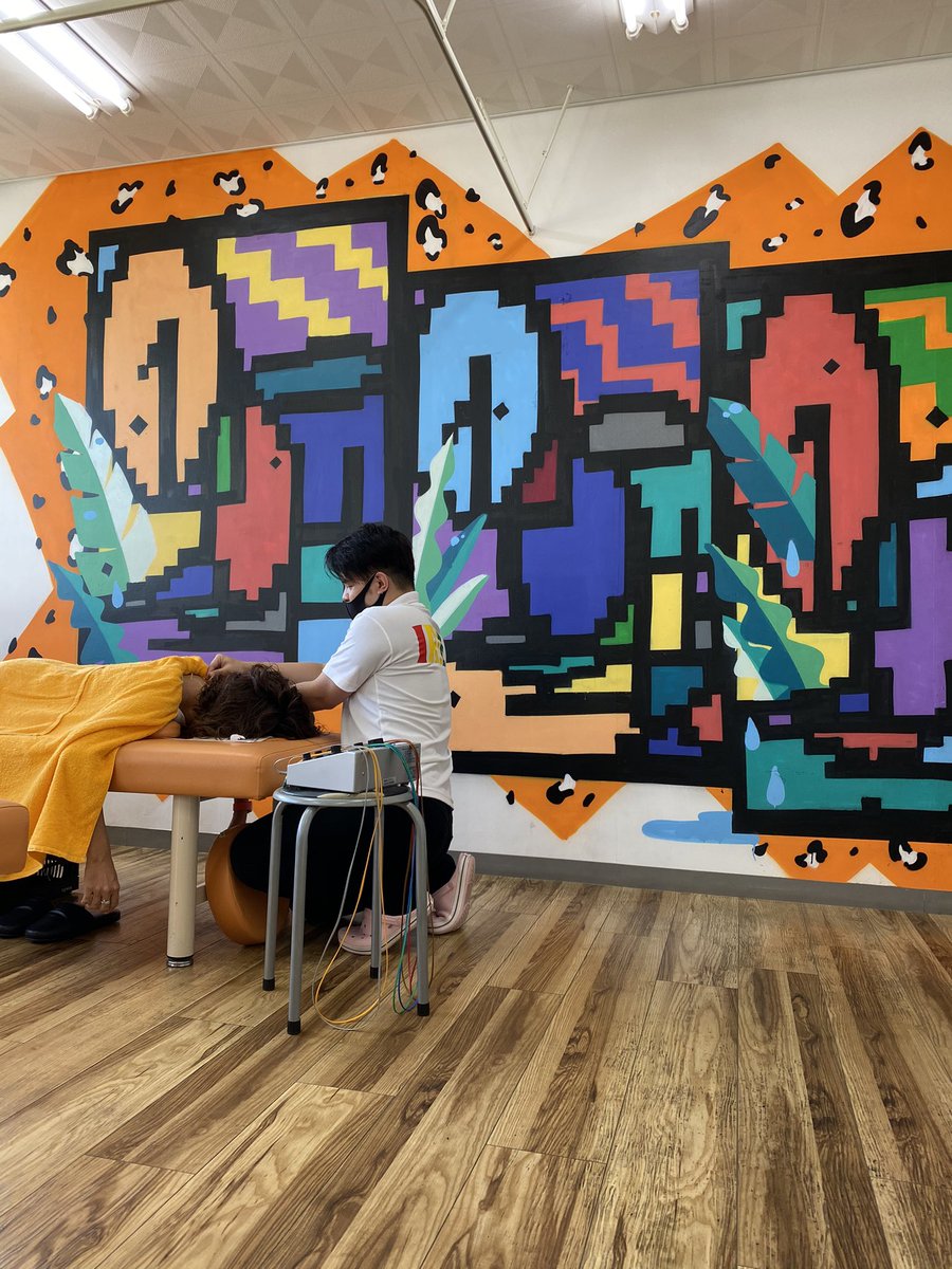 アイリー整体院 コロナで世の中活気が無いし昔ながらの整骨院のイメージや雰囲気が好きになれない レゲエ流してドレッドで治療しながら店舗内外グラフィティーがあって音楽とアートを感じる事が出来る整骨院があっとも悪くない 沖縄 整骨院 豊見城