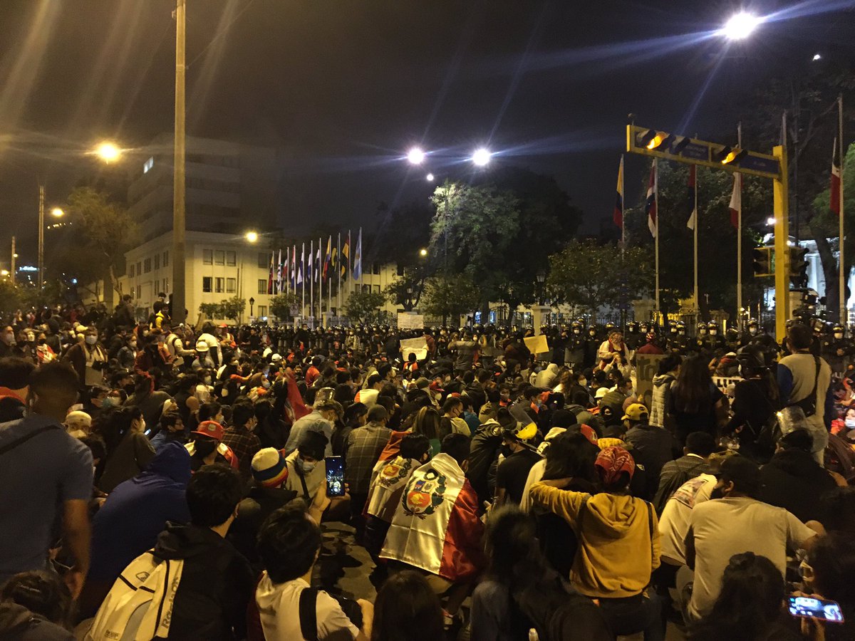 ricardoguerrab's tweet photo. Afuera del Congreso centenas de personas esperamos tener solución ante esta crisis esta noche. Se acerca el toque de queda y quedó demostrado que ello no es un problema para nosotros. Hay varios policías. Fueron llegando más. Si ocurre algo es responsabilidad de los congresistas. https://t.co/mbvnIE4j4a