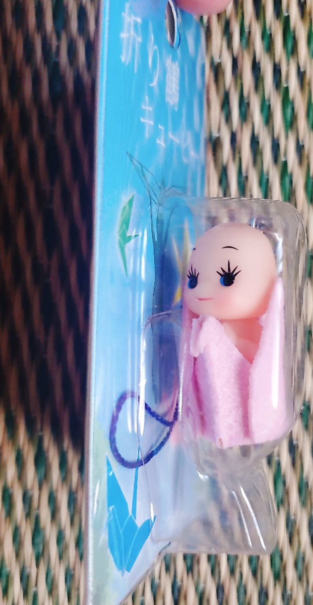 折り鶴キューピー キューピーが手を合わせていて裏には折り鶴が印刷