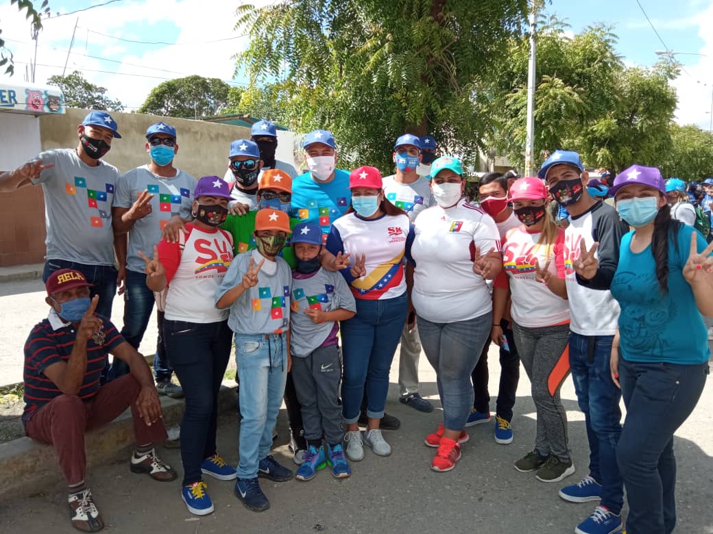 YhoannaLinarez's tweet photo. Desde el Barrio El Bolívar en la parroquia Guerrera Ana Soto junto al pueblo venezolano que participo con conciencia en este segundo simulacro electoral. Vamos ahora a continuar con la cuenta regresiva, este 6D tenemos el compromiso de vencer. #SimulacroAN2020 #Simulacro2020 https://t.co/MXpJtPOIz5