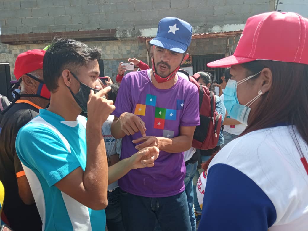 YhoannaLinarez's tweet photo. Desde el Barrio El Bolívar en la parroquia Guerrera Ana Soto junto al pueblo venezolano que participo con conciencia en este segundo simulacro electoral. Vamos ahora a continuar con la cuenta regresiva, este 6D tenemos el compromiso de vencer. #SimulacroAN2020 #Simulacro2020 https://t.co/MXpJtPOIz5