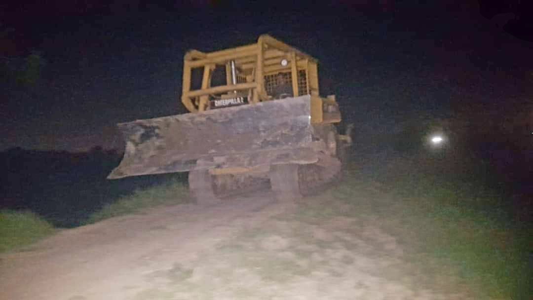 Canal6Honduras's tweet photo. 🚨#AlertaRoja | #HuracánIota

En Aldea #Chotepe continúan trabajos de cierre de boquetes a fin de reducir vulnerabilidad en el sector. https://t.co/x1aUpaTzFE