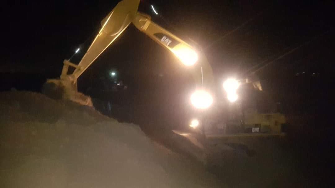 Canal6Honduras's tweet photo. 🚨#AlertaRoja | #HuracánIota

En Aldea #Chotepe continúan trabajos de cierre de boquetes a fin de reducir vulnerabilidad en el sector. https://t.co/x1aUpaTzFE