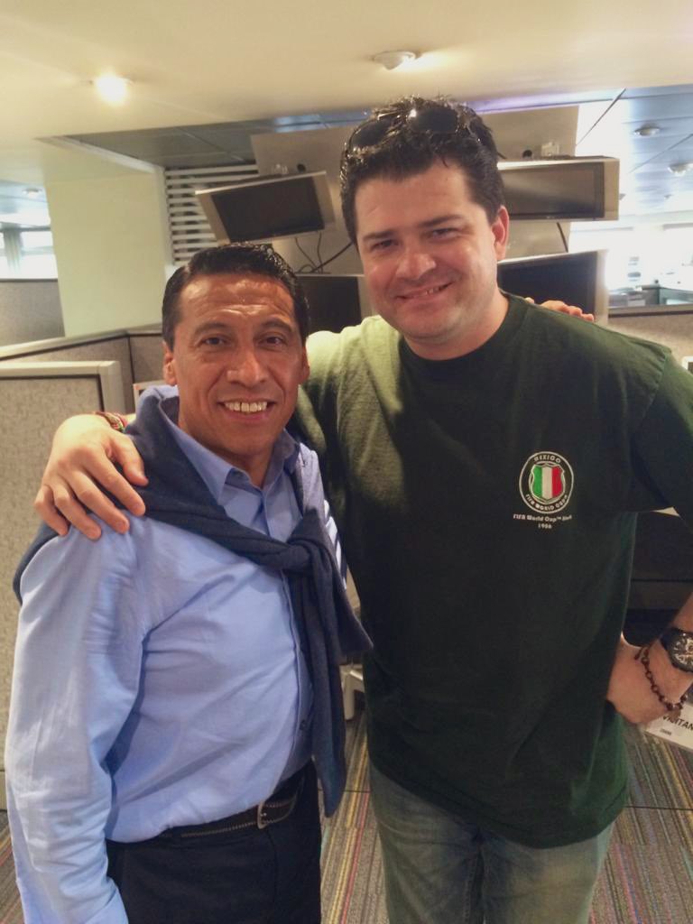 pandapadilla's tweet photo. Hoy me encontré esta fotografía con el buen Ricardo Salazar, el rey de las estadísticas y datos deportivos en México.
Los datos y certeza de Ricardo, fueron de gran utilidad en mi investigación, mientras hacíamos #HugoSanchezFilm
¡ Gracias a Ricardo y Televisa !
#ComingSoon https://t.co/kG4JKappxW