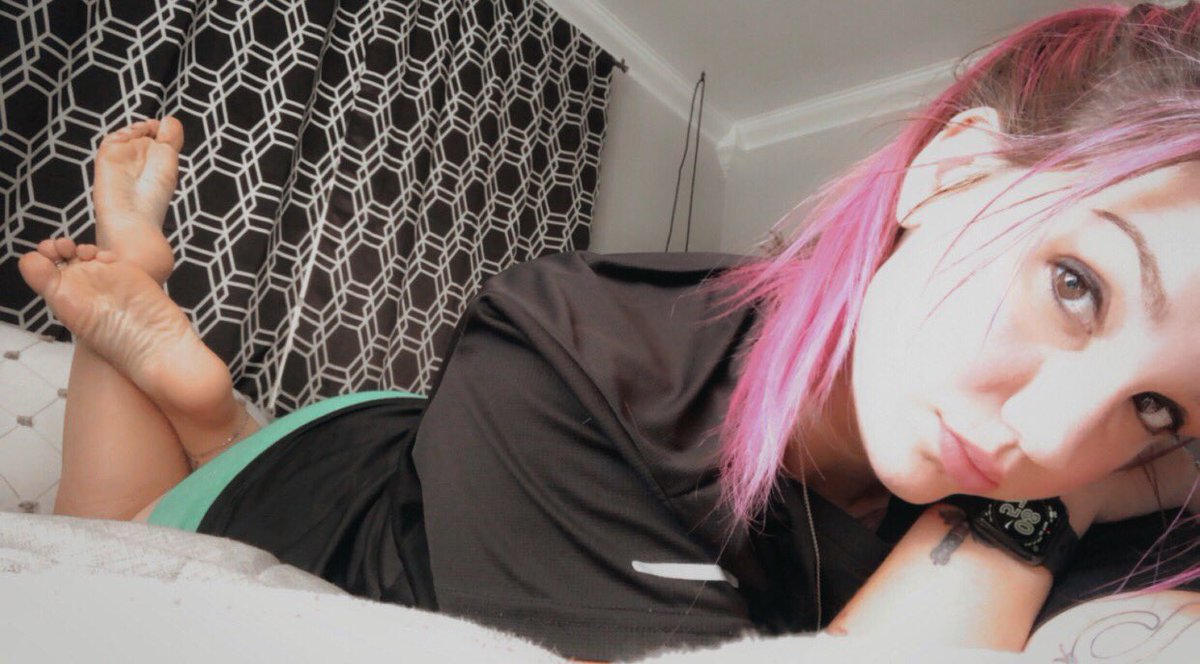 PrincessTToes's tweet photo. The Pose 🥰 #Feet #FeetPrincess #soles #thepose https://t.co/pdSODVdIRz https://t.co/rI3CUhw1rx