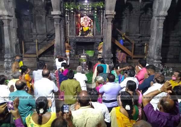 dinamalarweb's tweet photo. கடலூர் திருப்பாப்புலியூர் பாடலீஸ்வரர் கோவிலில் குருபகவானுக்கு சிறப்பு அலங்காரத்தில் பூஜை நடைபெற்றது. https://t.co/NF2ifR4qiu https://t.co/ij1c11C0ta