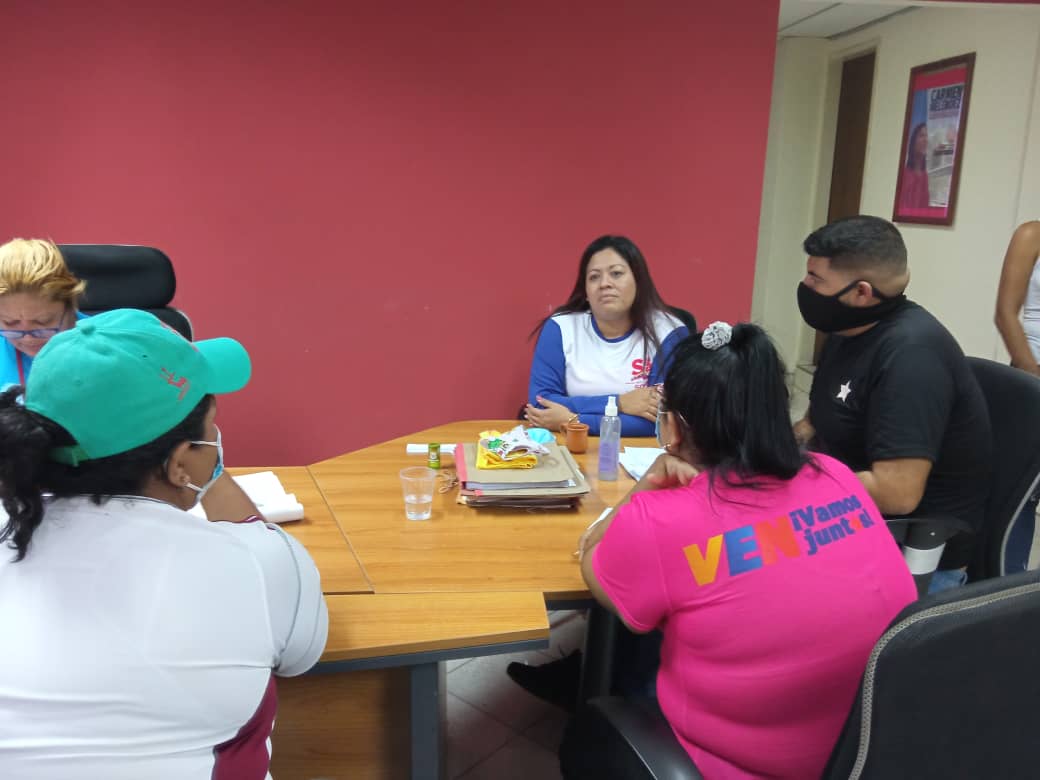 YhoannaLinarez's tweet photo. Desde la sala sitacional del Sistema de Misiones y Grandes Misiones cerramos está larga jornada del día de hoy verificando y afinando Estrategias para garantizar una gran victoria este próximo 6 de diciembre. #Misioneros #VenVamosJuntos6D #SimulacroAN2020 #Simulacro2020 https://t.co/vKFSioC1ks