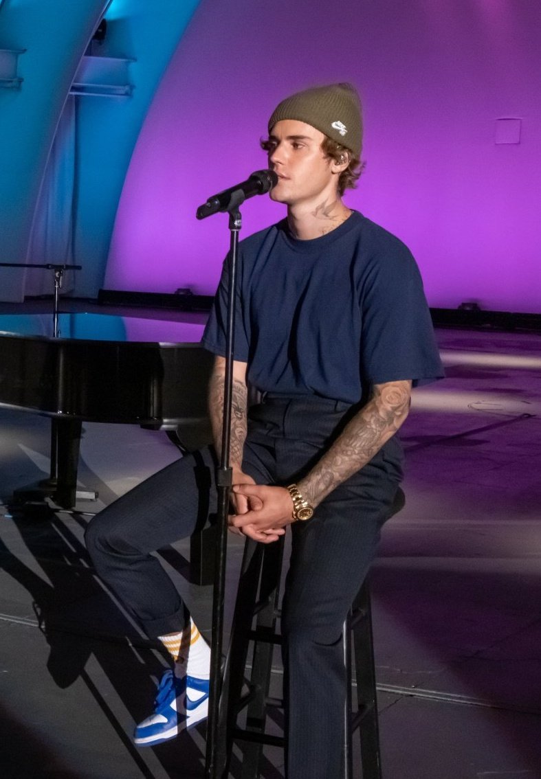 p6rpose's tweet photo. verlo de nuevo en el escenario de unos premios me hizo completamente bien 

I'm voting for Justin Bieber for Artist Of The Year at the #AMAs https://t.co/UP3xZJ6xcY