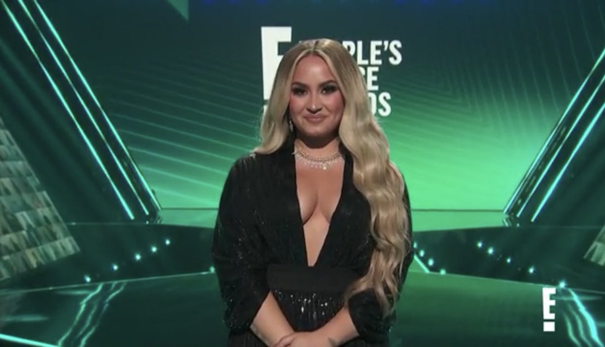 justcatchmedemi's tweet photo. Demi Lovato at the E! People’s Choice Awards in Los Angeles, CA - November 15 https://t.co/1BYAlUWEo5