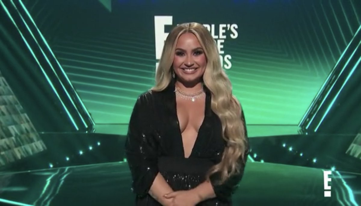 justcatchmedemi's tweet photo. Demi Lovato at the E! People’s Choice Awards in Los Angeles, CA - November 15 https://t.co/1BYAlUWEo5