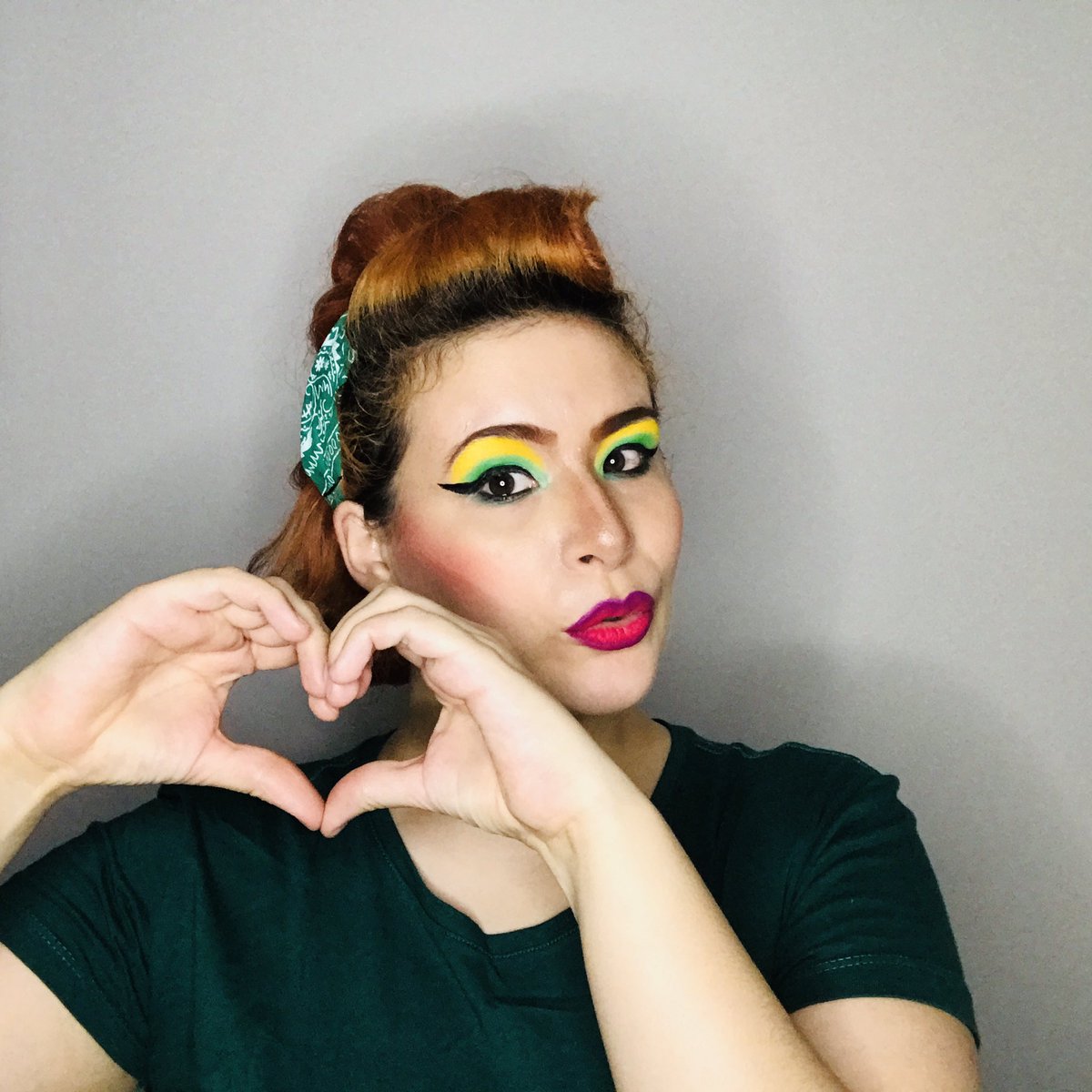 The7Winchester's tweet image. ¡Un día más desatrasándome de los retos que no he hecho de @BeautyBlendIns! Esta vez voy con el #PinUpMakeUp.

Una medio vibra de Hiedra Venenosa, no más tantito. 🍁

#TheBeautyBlendIns #PinUp #Maquillaje #MakeUp