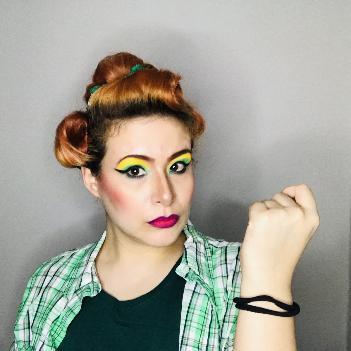 The7Winchester's tweet image. ¡Un día más desatrasándome de los retos que no he hecho de @BeautyBlendIns! Esta vez voy con el #PinUpMakeUp.

Una medio vibra de Hiedra Venenosa, no más tantito. 🍁

#TheBeautyBlendIns #PinUp #Maquillaje #MakeUp