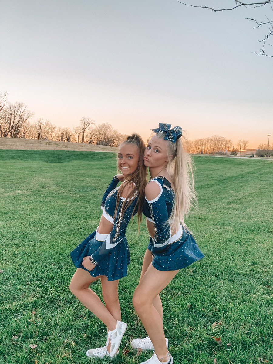 ⚡️DAY 12 OF GRATITUDE SNAPS⚡️ grateful to be able to show our amazing routine to our family and friends💓💓#gratitudevp <a href="/RobardsVPHS/">Gerrie Robards</a>