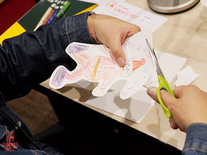 sundayspost1's tweet image. 昨日の  #サンポス は、大宮エリーさん（@tsubu_ellie）をお迎えして、クリスマスカード🎄＆年賀状🎍作りに挑戦💌＜楽しい気持ちをもって、自由に。ポイントはイラストにそって切るとそれっぽくなる！これが魔法✨＞カードは四角くなくて良いというのは目からウロコでした👀 #andpost