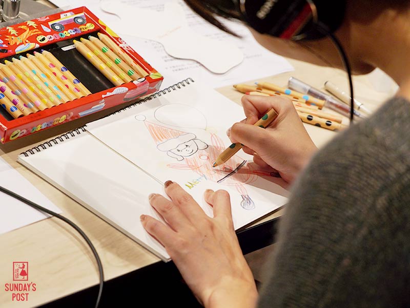 sundayspost1's tweet image. 昨日の  #サンポス は、大宮エリーさん（@tsubu_ellie）をお迎えして、クリスマスカード🎄＆年賀状🎍作りに挑戦💌＜楽しい気持ちをもって、自由に。ポイントはイラストにそって切るとそれっぽくなる！これが魔法✨＞カードは四角くなくて良いというのは目からウロコでした👀 #andpost