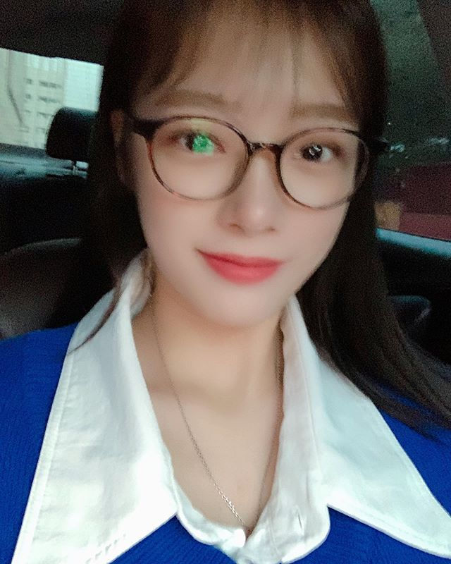 92KNari's tweet photo. 평소랑 다르게 세가지나 바꿨음!
달라진점을 찾아보시오!
#맞춰도아무것도없지만😅
#흔들리는차안에서찍겠다는의지
드디어! 정답맞추셨네용ㅋㅋㅋㅋ
앞머리내리고,염색하고,립바꿈 헿. https://t.co/W5WRBpRtdl
