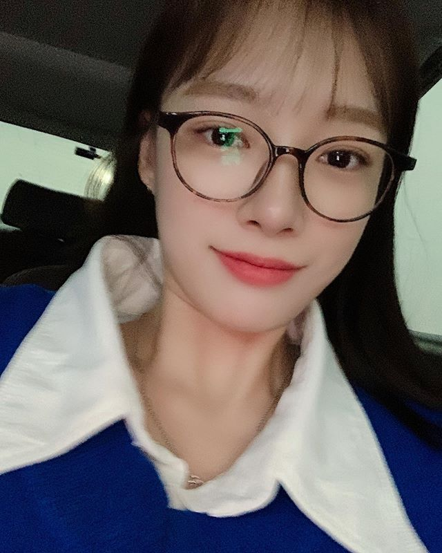 92KNari's tweet photo. 평소랑 다르게 세가지나 바꿨음!
달라진점을 찾아보시오!
#맞춰도아무것도없지만😅
#흔들리는차안에서찍겠다는의지
드디어! 정답맞추셨네용ㅋㅋㅋㅋ
앞머리내리고,염색하고,립바꿈 헿. https://t.co/W5WRBpRtdl