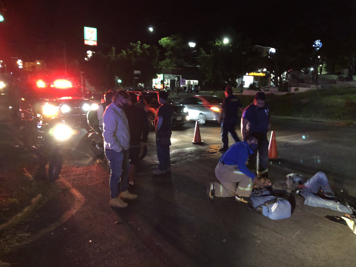 DENUNCIAMORELOS's tweet photo. Accidente en Teopanzolco esq. Río Mayo en #Cuernavaca. Equipos de emergencia en el lugar. Un taxi se pasó el alto y lo embistió una motocicleta. #Precaucion #sos #transito #Accidente #alerta #vial https://t.co/jxhwsT2dLV
