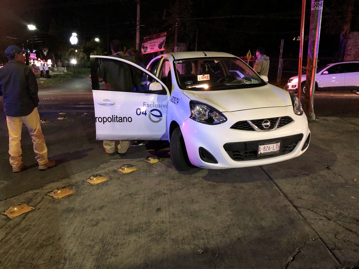 DENUNCIAMORELOS's tweet photo. Accidente en Teopanzolco esq. Río Mayo en #Cuernavaca. Equipos de emergencia en el lugar. Un taxi se pasó el alto y lo embistió una motocicleta. #Precaucion #sos #transito #Accidente #alerta #vial https://t.co/jxhwsT2dLV