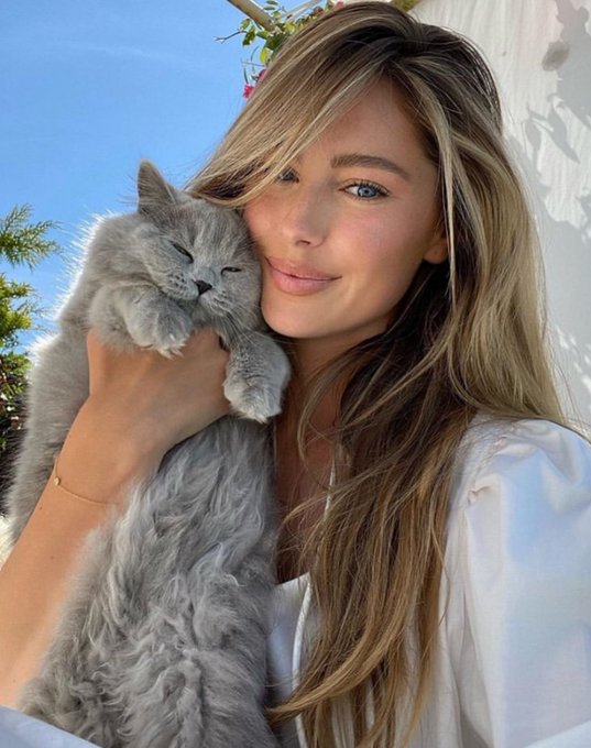 amaliacarros's tweet photo. Belleza es la gente que habla 
... con amabilidad 
... que ama generosamente 
... que te sabe cuidar 
Esa que se alegra del bien ajeno 
Esa que simplemente es 
... humilde de corazón 
Esa gente es la más hermosa... cuidala !! 
#BuenosDias #BuenosDiasMundo https://t.co/oCQQU0fgAw