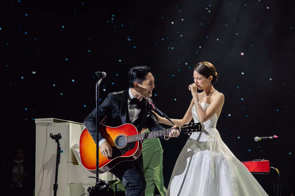 98_eds's tweet photo. พี่ปั๊บทำซึ้ง แต่งเพลงให้เจ้าสาวใบเตย เป็นเพลงที่ยังไม่ได้ตั้งชื่อ 
ยินดีกับทั้งคู่ด้วยนะคะ ❤️❤️
#เพลงเพราะเพราะทุกเพลง #98EDS #ToeiPupWedding https://t.co/08JpZLgvGC
