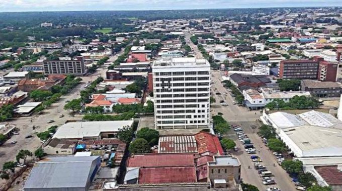 khulumanifm95's tweet photo. Bulawayo is on the brink of going into complete or suburb specific lockdown as Covid-19 cases in the city are on the rise.
Let's protect ourselves and those around us by following all the health guidelines, the war is not yet over!!!
#Bulawayo 
#COVID19 
#lockdown 
#Zimbabwe https://t.co/SAML2vUEHa