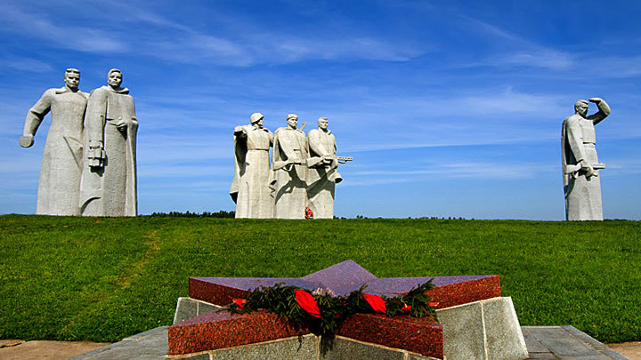 Russia's tweet photo. Today 🇷🇺 #Russia commemorates the legendary 28 guardsmen of the #Panfilov Division who sacrificed their lives to repel Nazis from Moscow, having destroyed 18 enemy tanks. 🛡️ Their feat was immortalized through the Guardsmen's Memorial in Dubosekovo (110 km from Russia's capital) https://t.co/weGBCcZZyZ