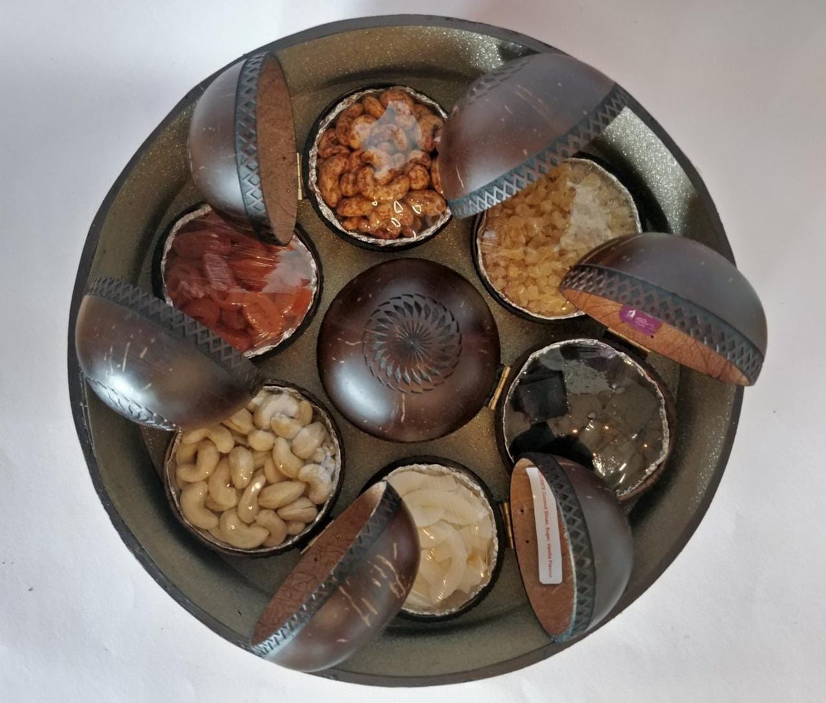 sureshpprabhu's tweet image. Inspired by @PMOIndia @narendramodi vision of #vocal-forlocal A hand-woven bamboo box crafted by traditional women artisans of KONBAC, under Chivar - a  KVIC project, filled with konkan mewa (traditional goodies) from my native region,the Konkan. Has created rural jobs