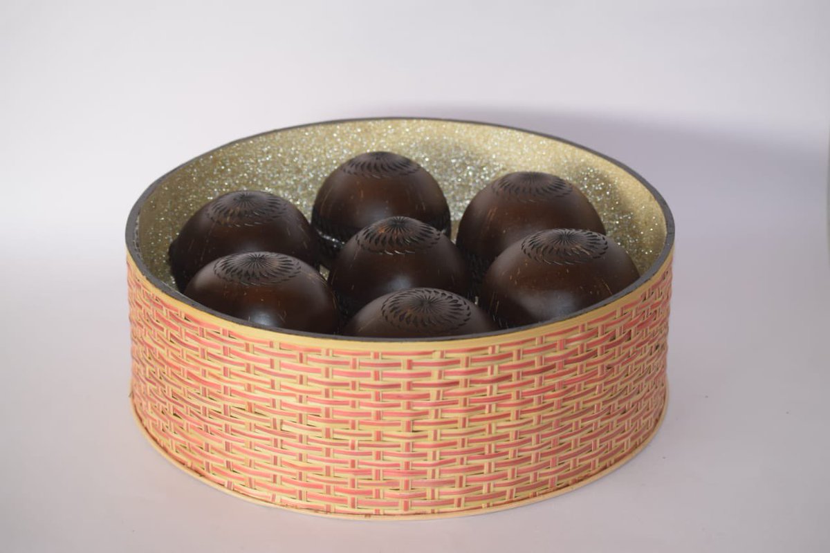 sureshpprabhu's tweet image. Inspired by @PMOIndia @narendramodi vision of #vocal-forlocal A hand-woven bamboo box crafted by traditional women artisans of KONBAC, under Chivar - a  KVIC project, filled with konkan mewa (traditional goodies) from my native region,the Konkan. Has created rural jobs