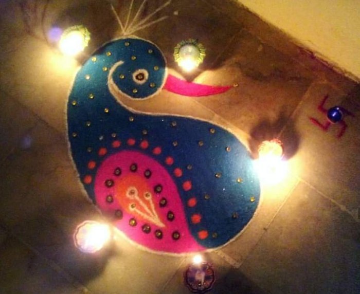 Jamkoodi's tweet photo. My #newyear2020 #rangoli2020 entry 🙈😁
Chalegi mitros?🙈🎉✨
Itni bhi khas nahi he shayad par 3-4 ghante lage islie aise hi khas he mere lie😂 https://t.co/8JJe9q0c4d