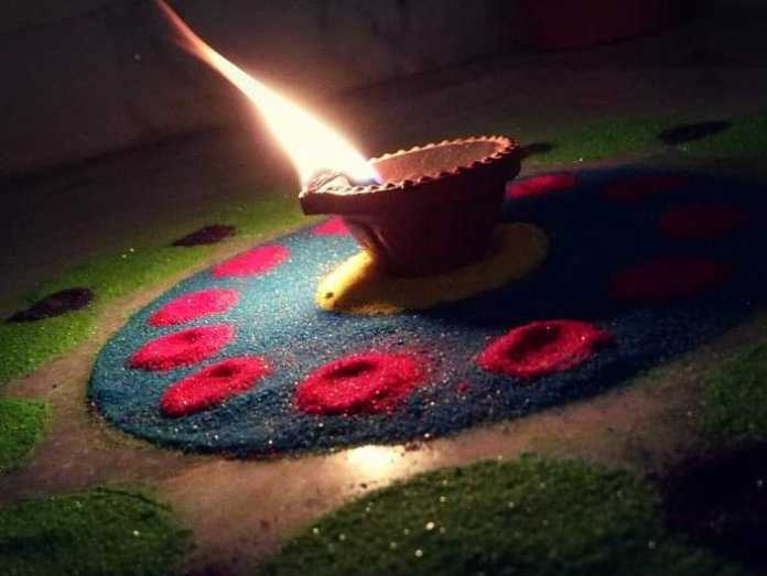 Jamkoodi's tweet photo. My #newyear2020 #rangoli2020 entry 🙈😁
Chalegi mitros?🙈🎉✨
Itni bhi khas nahi he shayad par 3-4 ghante lage islie aise hi khas he mere lie😂 https://t.co/8JJe9q0c4d