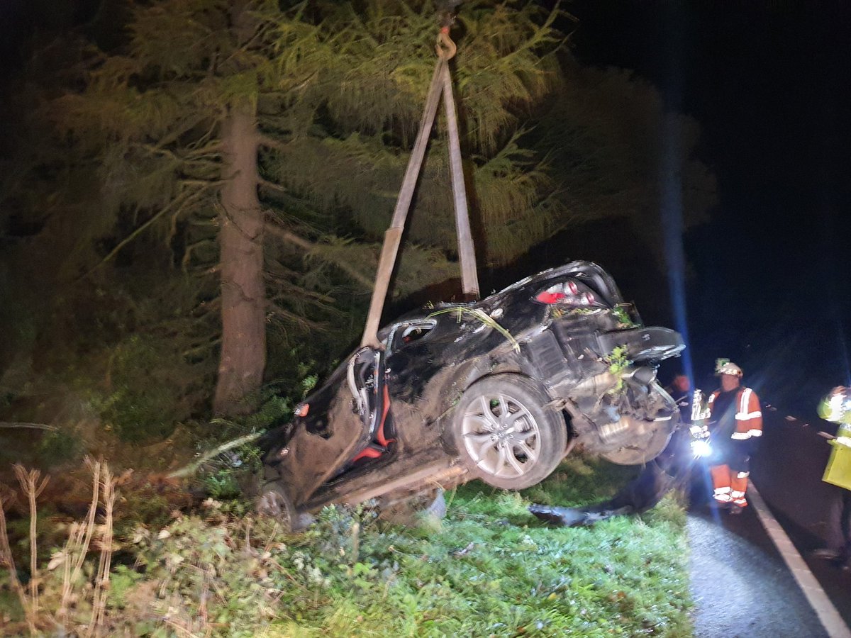 JDRecovery247's tweet photo. It certainly has been a busy weekend, attending multiple RTCs following wet conditions. Finished with assisting @SurreyRoadCops  with this RTC in the early hours of this morning, a few crane techniques was used to extract this car from the bushes. https://t.co/14ggUHvy3R