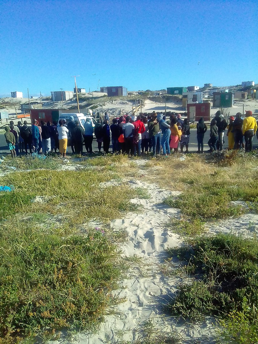 TMagwa11031's tweet photo. @MbalulaFikile @Artii_M an accident occured here at Mewway road yesterday at round about 17:00.A small boy succumbed to death. Just after the body was taken to the morgue, another accident happened ! Where 2man at their late 30's &amp; a girl were also knocked by a speeding Quantum https://t.co/4RDKZTOiS4
