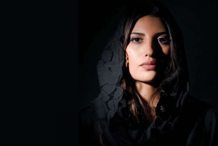 edgeofarabia's tweet photo. #EOAArtists | #HudaBeydoun was born &amp; lives in Jeddah, graduating with a degree in Special Education &amp; studied Graphic Design &amp; Photography @DAHUniversity.

Huda has participated in EOA #Rhizoma @la_Biennale, #PhantomPunch @BatesCollege 2016 &amp; #DesertToDelta @uofmemphis 2017. https://t.co/bvjjrQ7C1n