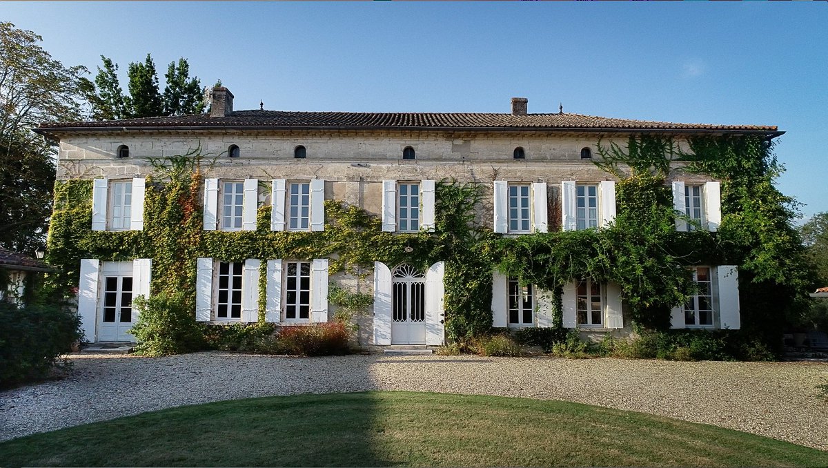 Discover @Ch_Meaume, one of our best-selling Clarets, located just outside of St Émilion and Pomerol that is always a smart buy, especially in excellent vintages such as 2016! Read our blog to learn more... bit.ly/3lO5lJH #bordeaux #chateaumeaume #Bestseller