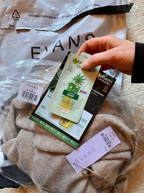 ConferoM's tweet photo. Our recent sampling campaign with Garnier highlights our eco-friendly production, with accompanying branded leaflets printed on 100% fully recycled paper, using print presses powered by 100% solar power and using vegetable based inks - All with no compromise on quality! https://t.co/1ljHpH6Buf