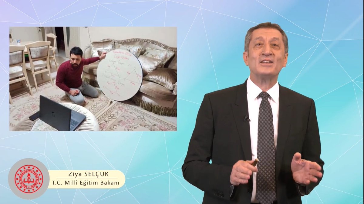 RhPolitik's tweet photo. Verimli ders işlemek için kendi parasıyla grafik tablet, yazılım veya tripod alan değil, yine masaya karadüzen yazı yazan kazandı arkadaş 🙄🤔 #egt #egtkonus #meb #uzaktanegitim @ziyaselcuk https://t.co/aBOq8mnXL4