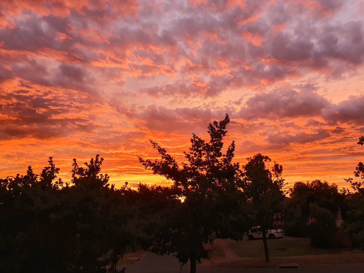 RWF_Photography's tweet photo. Stunning evening in Canberra tonight. Lovely sunset.  #clouds #sunset #photograghy #canberra #cbr #visitcanberra #spring https://t.co/56ucCOTyAf