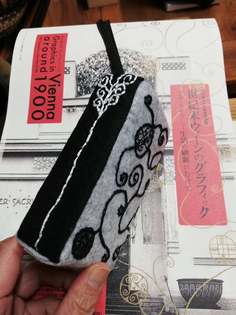刺繍ツイートにたくさんのリツイートといいねありがとうございます。図に乗って、また。以前作った刺繍カメラケースです。ウィーン分離派風デザインでございます。 