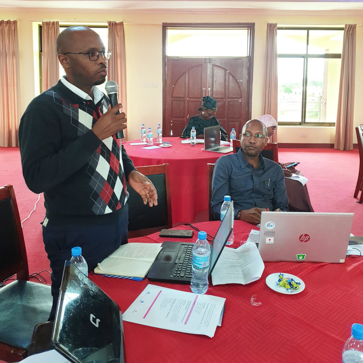 policy_F's tweet photo. Mjumbe wa Bodi ya PF akichangia kuhusu changamoto wanazokumbana nazo AZAKI katika kutimiza wajibu wake kwa jamii hasa kutokana na urasimu
#annuallearningevent https://t.co/lVm7uyeZjB