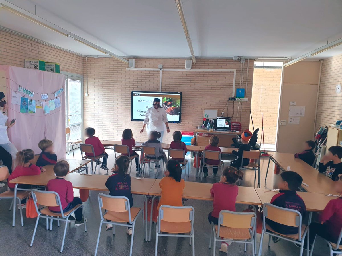 Escola_Agulla's tweet photo. 🤤 Divendres, l’alumnat de #P5 #EI va rebre la visita del @MuseuXocolata de Barcelona.
👩🏻🍳 Les alumnes de pastisseria 🍰 van explicar l'origen de la xocolata 🍫 i el procés d'elaboració.
#ieagulla #museuxocolata #aprenentatges #ensdivertim https://t.co/8fEWfY0Pyi