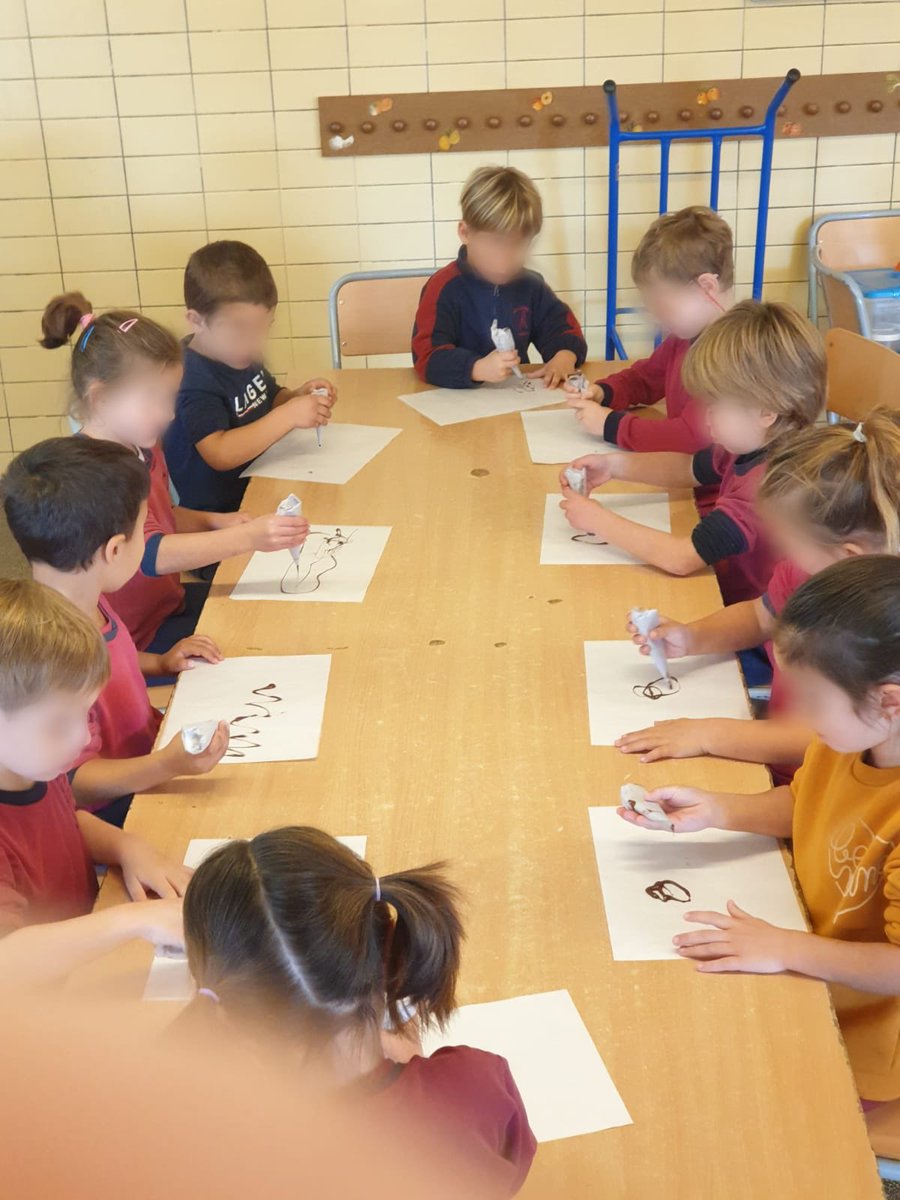 Escola_Agulla's tweet photo. 🤤 Divendres, l’alumnat de #P5 #EI va rebre la visita del @MuseuXocolata de Barcelona.
👩🏻🍳 Les alumnes de pastisseria 🍰 van explicar l'origen de la xocolata 🍫 i el procés d'elaboració.
#ieagulla #museuxocolata #aprenentatges #ensdivertim https://t.co/8fEWfY0Pyi