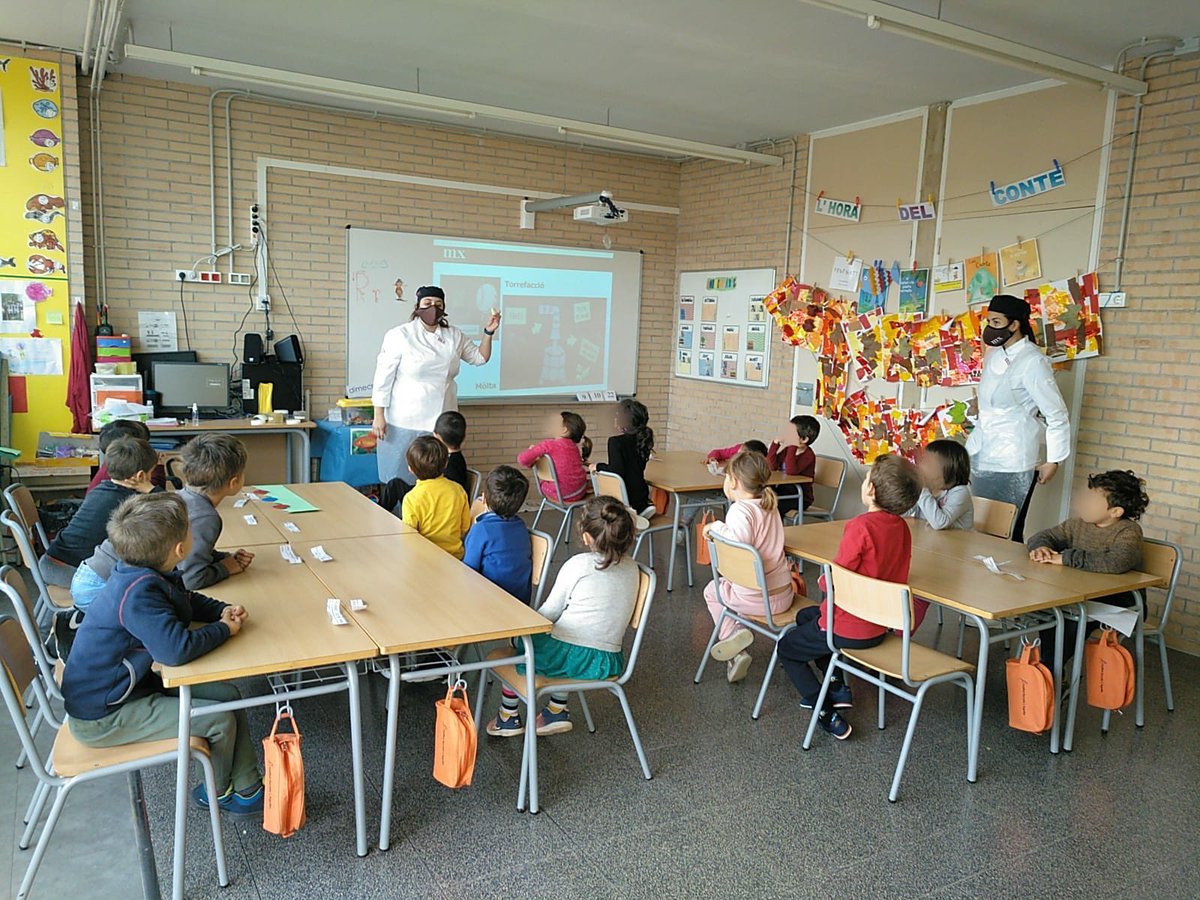 Escola_Agulla's tweet photo. 🤤 Divendres, l’alumnat de #P5 #EI va rebre la visita del @MuseuXocolata de Barcelona.
👩🏻🍳 Les alumnes de pastisseria 🍰 van explicar l'origen de la xocolata 🍫 i el procés d'elaboració.
#ieagulla #museuxocolata #aprenentatges #ensdivertim https://t.co/8fEWfY0Pyi