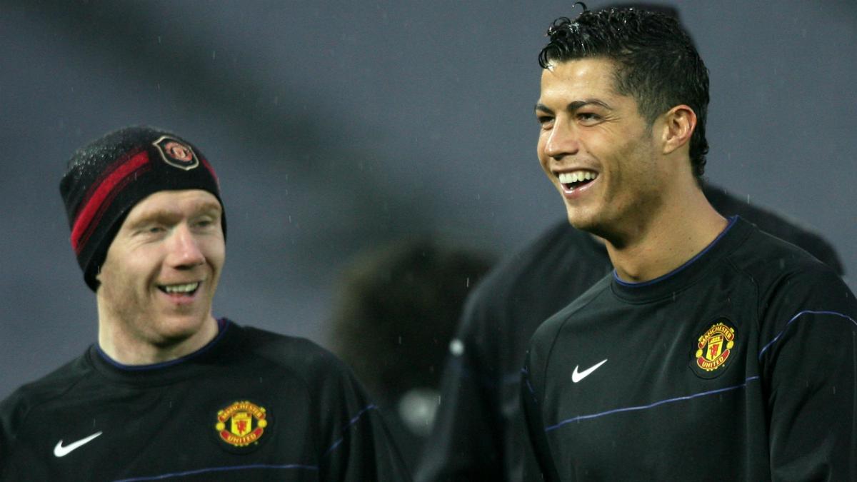 Ronaldo: Once I was showing my skills to Scholes. Then , Scholes took the ball and pointed to a tree which was about 50m from me He said, I'm going to hit it in one shot. Then bang. I kicked about 10 times, but still couldn't hit it, with that accuracy. He smiled and left."
