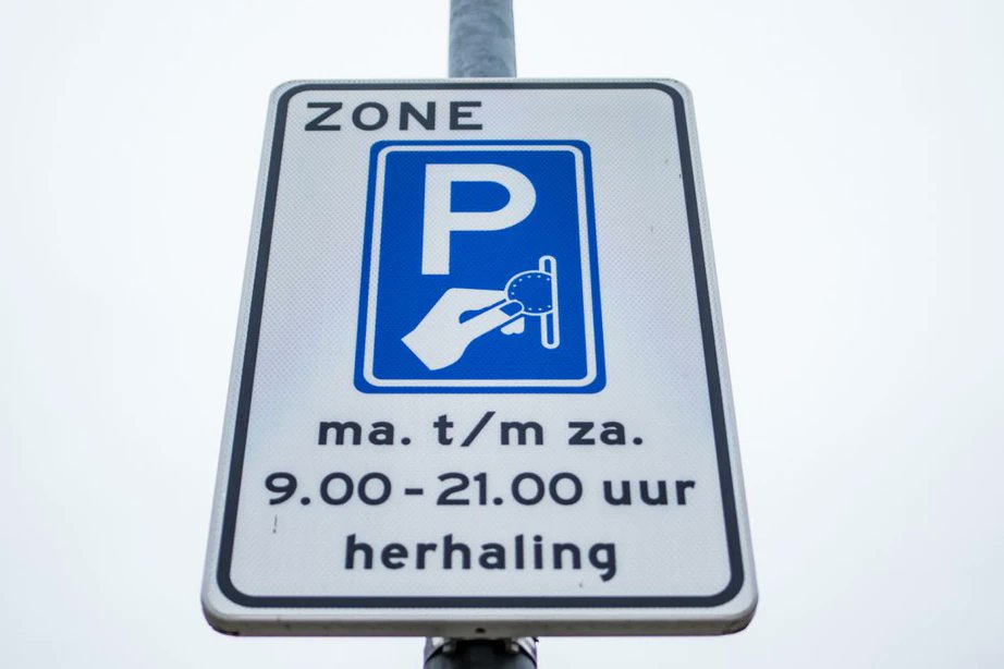 duicnl's tweet photo. Parkeervergunning voor hulpverleners en bewoners wordt flink duurder in Utrecht https://t.co/ZbRJxmS6a9 via @duicnl https://t.co/mgkByMCnbi