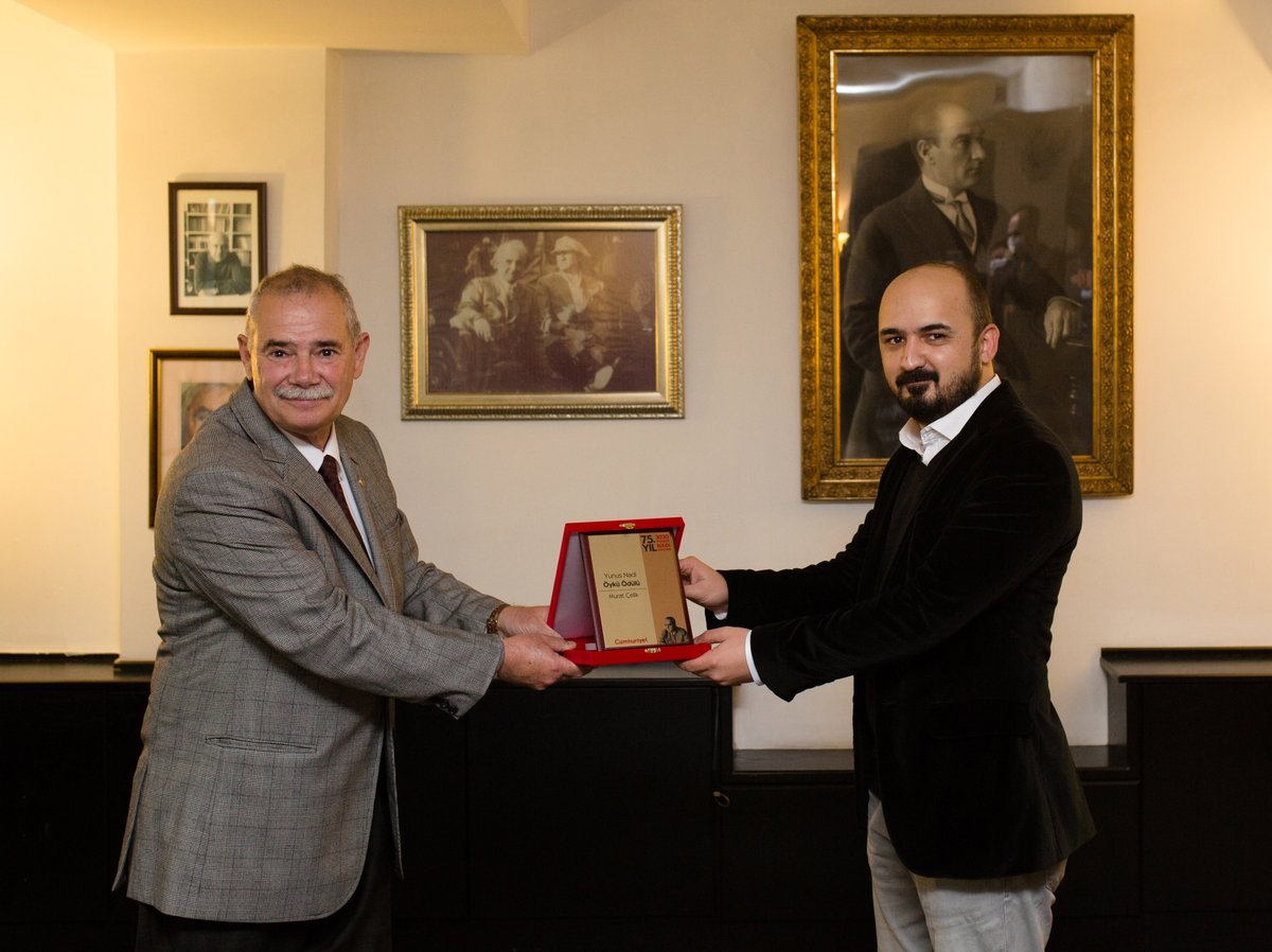 EverestKitap's tweet photo. Yazarımız Murat Çelik bu yıl 75’incisi düzenlenen Yunus Nadi Ödülleri’nde “Eve Dönmeyen Hayvan” kitabıyla öykü dalında ödüle layık görüldü. 
@muratcelik81

#MuratCelik #EveDonmeyenHayvan #EverestYayinlari https://t.co/lILyFuORBO